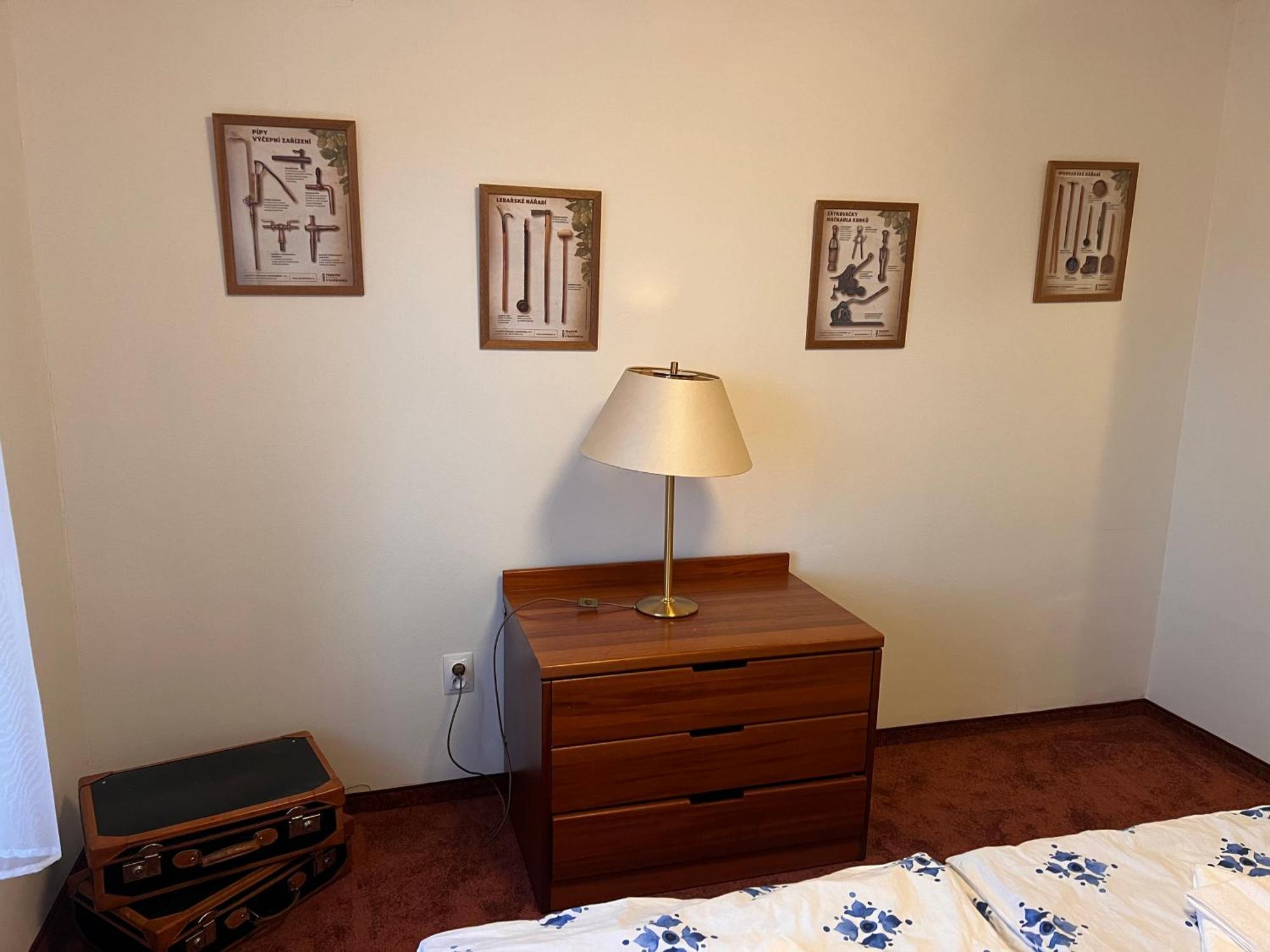 Pohostinstvi V Holi Hotel Pruhonice Bagian luar foto