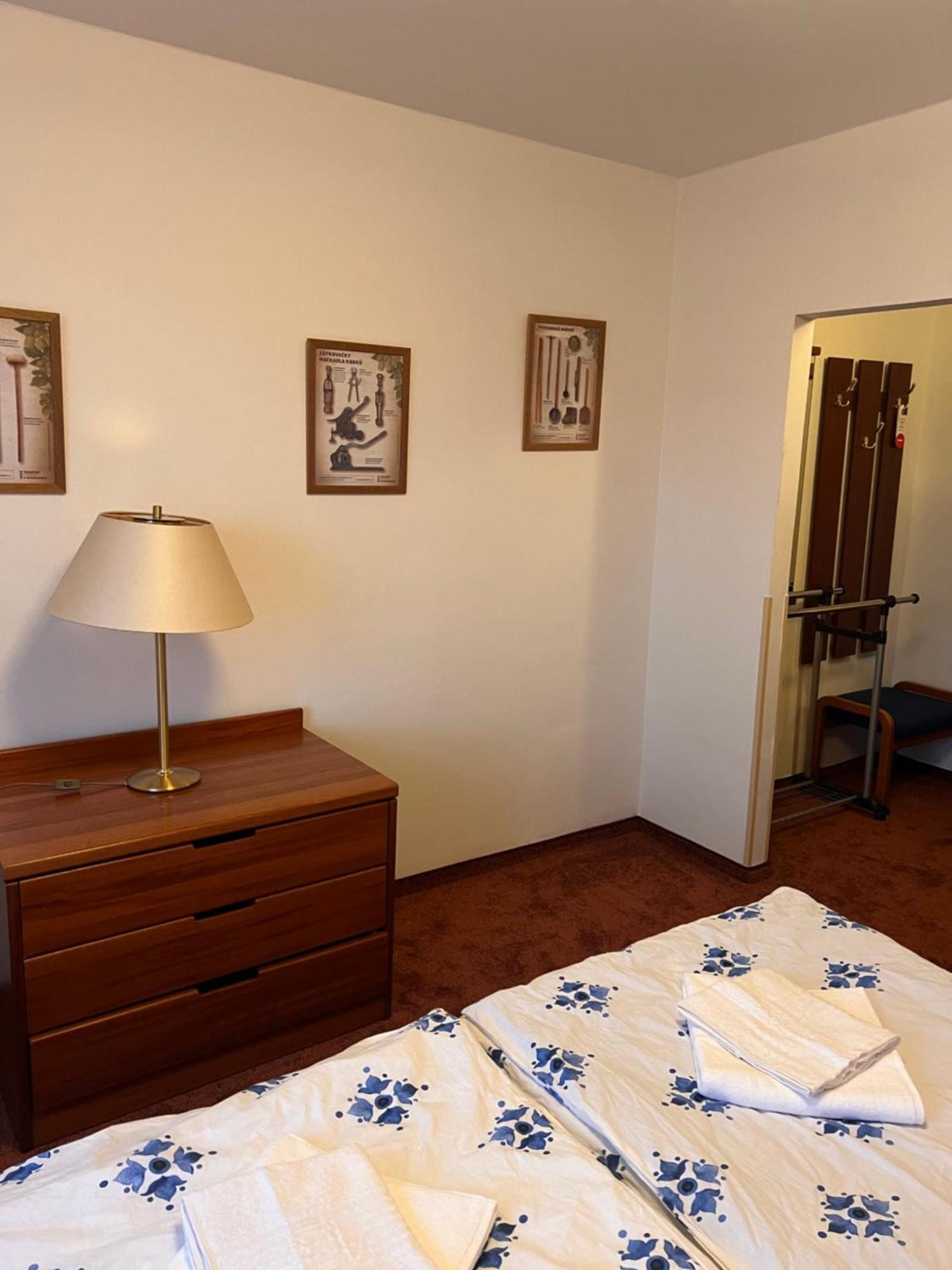 Pohostinstvi V Holi Hotel Pruhonice Bagian luar foto